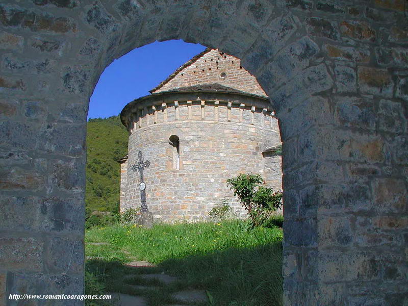 CABECERA DEL TEMPLO, DESDE EL INTERIOR DEL ESCONJURADERO